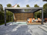 Freistehende Terrasse mit Lamellendach und Schiebewänden, bequemen Möbeln und Whirlpool