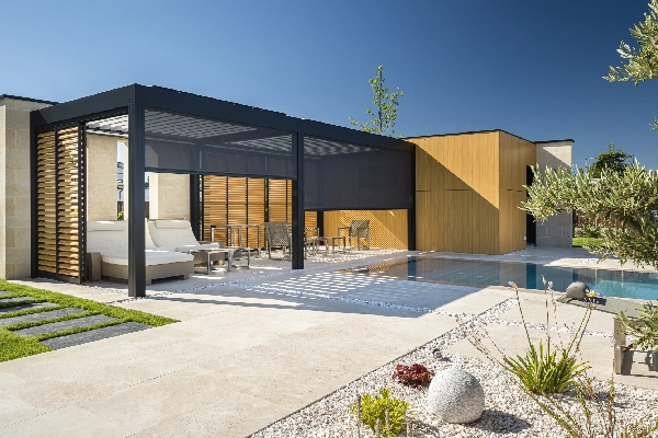 novum-sonnenschutz-lamellenwand-wandmontage Lamellenterrassendach montiert an einem Haus mit Pool und geöffnetem Sonnenschutz