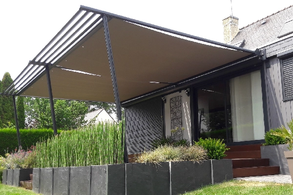 novum-sonnenschutz-wandmontage Sonnenschutztuch bei schönem Wetter auf einer Terrasse, Wandmontage als Terrassenüberdachung mit Sonnenschutz und Beschattung.